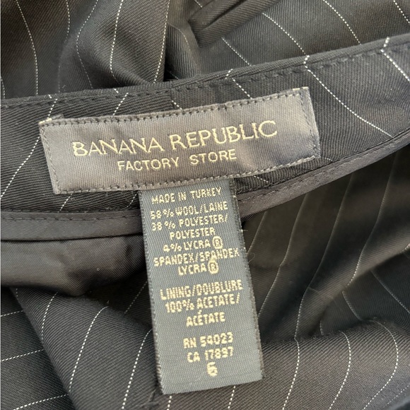 Banana Republic Factory BLACK pinstripe pencil skirt lined inside - Size 6 - Picture 6 of 9